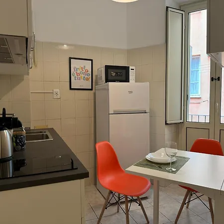 The Rent - Spacious One-bedroom Near Colosseum Apartment